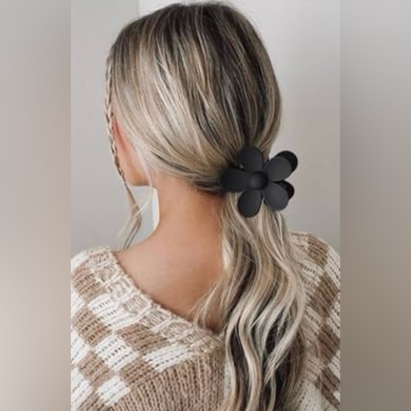 Accessories - Matte Daisy Flower Claw Clip Black Minimalist Aesthetic Hair Clip